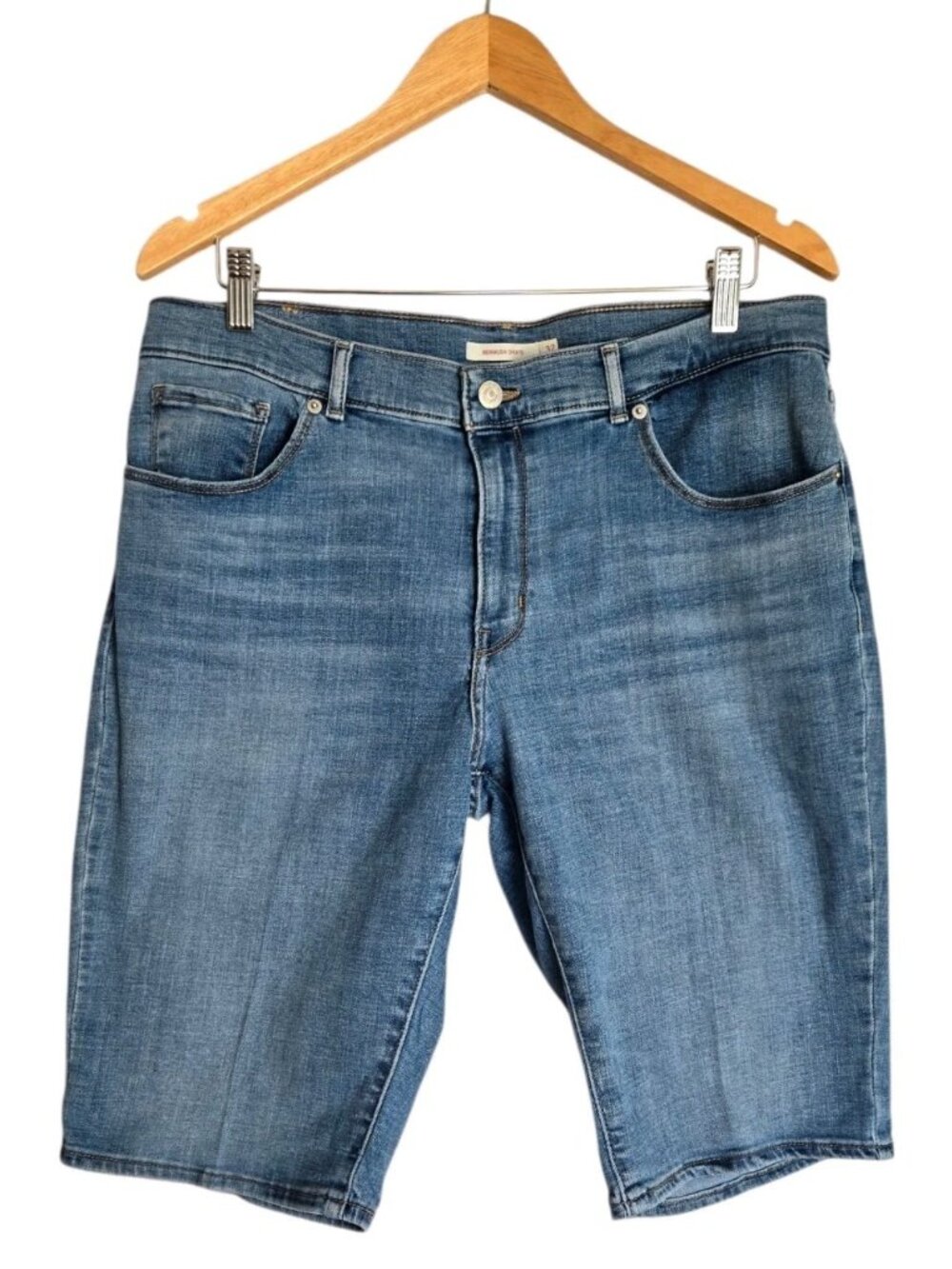 Levi’s Womens Size 32 Classic  Jean Burmuda Shorts Stretch Medium Wash Casual